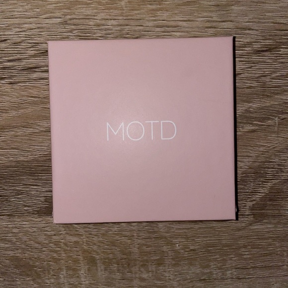 MOTD Cosmetics: Highlighting Powder - Picture 3 of 4